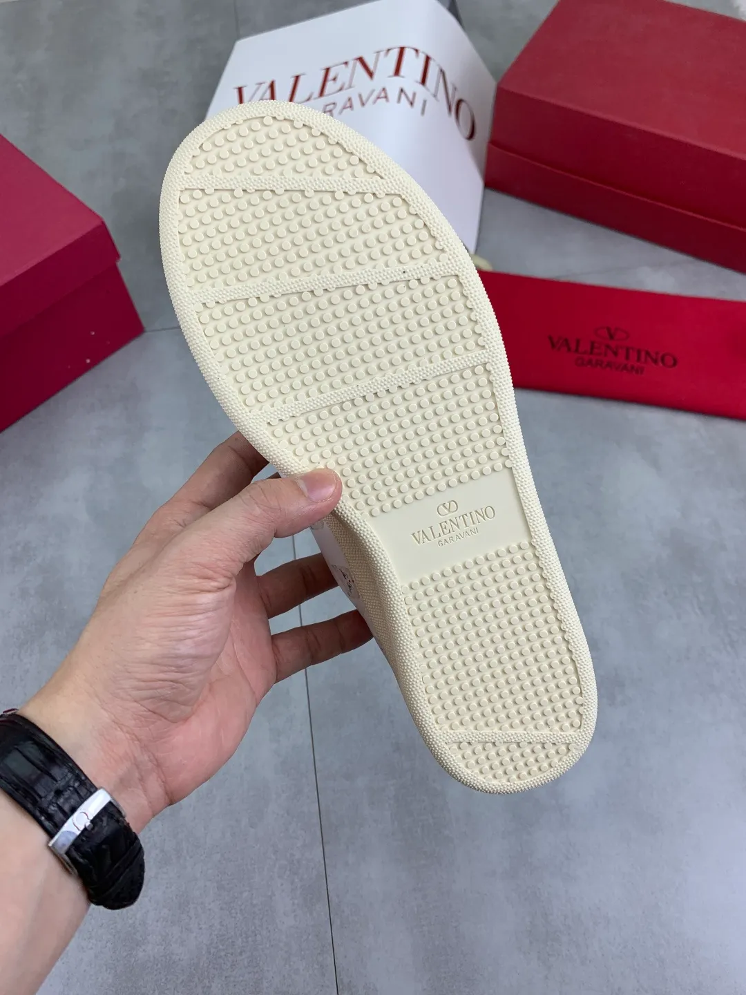 Men's men's shoes 💰P520 New style 💰 Top version Valentino Valentino 25/ Royco series Cherry 🍒Couple style Casual sneakers White shoes Original purchase and development Production Classic and timeless low-top sneakers outline a lazy silhouette, supplemented by low-key and restrained brand details, evolved into a must-have item in the wardrobe, comfortable and versatile!  ✔️Fabric: Original customized first-layer cowhide ✔️Inner lining: Imported breathable sheep lining ✔️Sole: Original molded anti-slip rubber material ✔️Size: 38-45